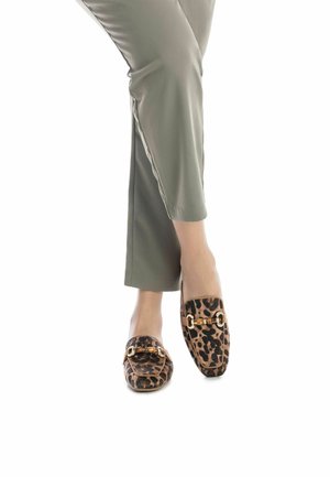 Mocasines con estampado de leopardo, con punta redonda, en una combinación de colores marrón y beige, y acentos de hardware en tono dorado. Textura suave y diseño de suela plana.