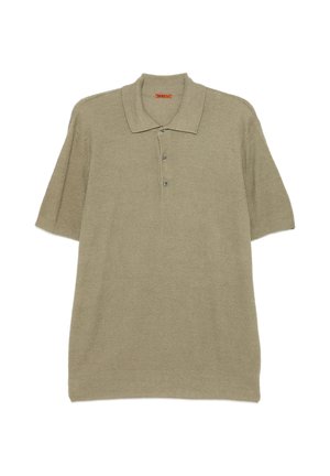 Polo in maglia a maniche corte marrone chiaro con colletto e tre bottoni scuri su sfondo bianco.