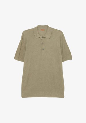 Polo in maglia a maniche corte marrone chiaro con colletto e tre bottoni scuri su sfondo bianco.