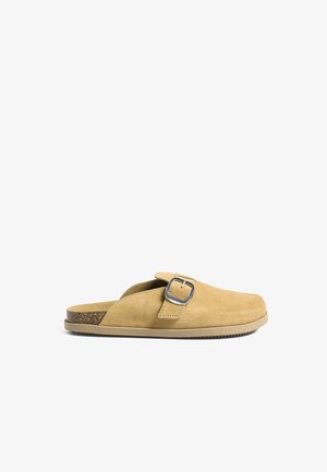 Kerged nahast libisemiskindlad clogs ümarate varvastega, reguleeritava hõbedase pandlaga, kork-struktuurse jalatoega ja kindla kummitaldaga.