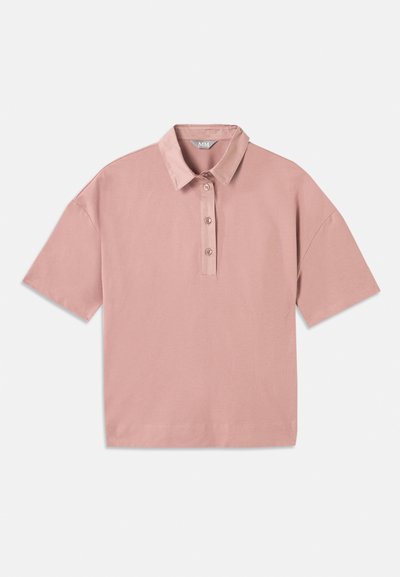 Rosa kortermet polo skjorte med kragehals og fire knappelukking. Laget av glatt bomullsstoff, med en avslappet passform.