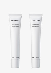 Due tubetti bianchi di trattamento per cuoio capelluto Sachajuan, ciascuno da 45 mL, con un design minimalista, testo nero e tappi rigati.