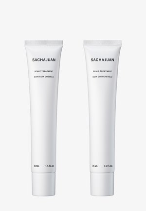 Deux tubes blancs de traitement du cuir chevelu Sachajuan, chacun de 45 mL, présentant un design minimaliste avec un texte noir et des bouchons marbrés.