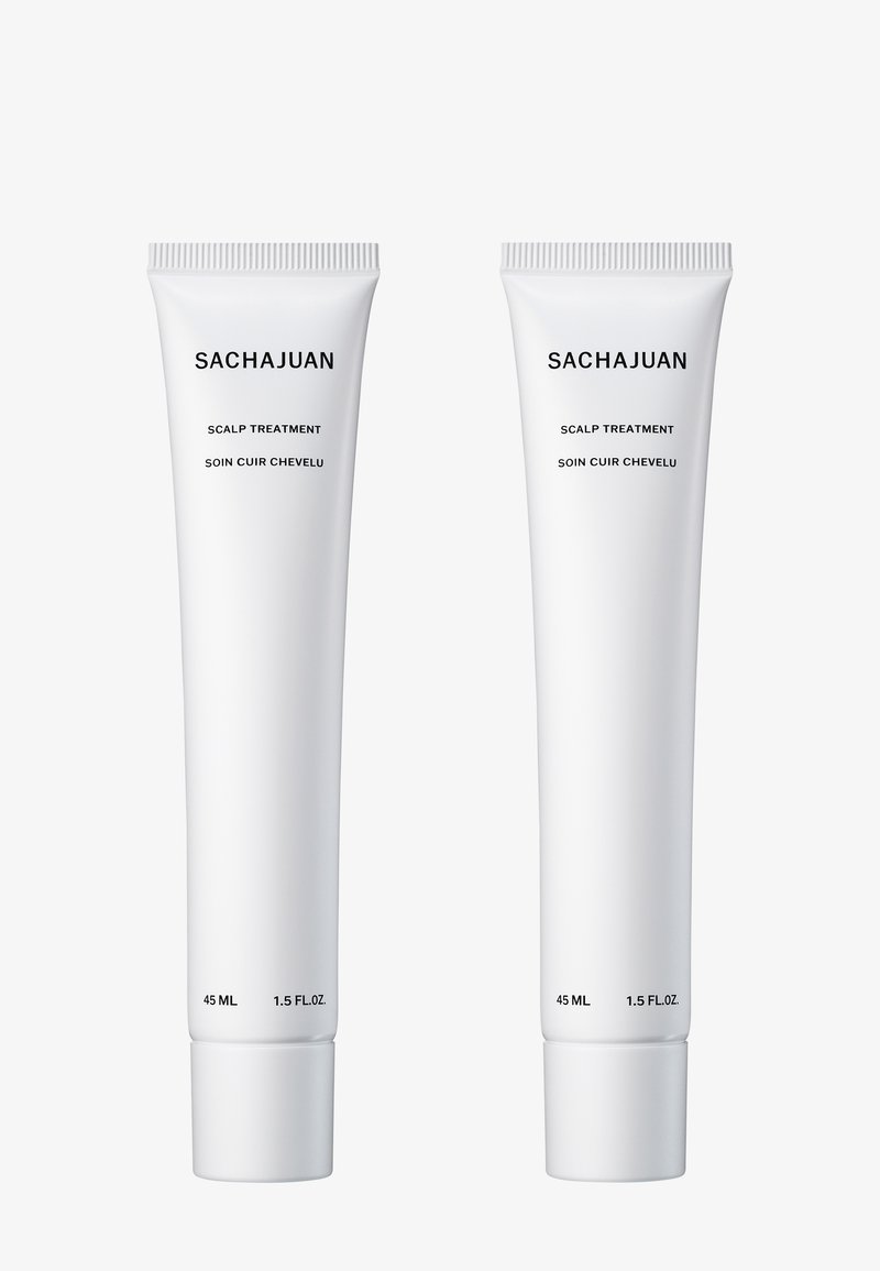 Due tubetti bianchi di trattamento per cuoio capelluto Sachajuan, ciascuno da 45 mL, con un design minimalista, testo nero e tappi rigati.