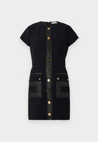 Vestido negro con mangas cortas, botones dorados y detalles de cuero. Presenta dos bolsillos de parche con un detalle texturizado.