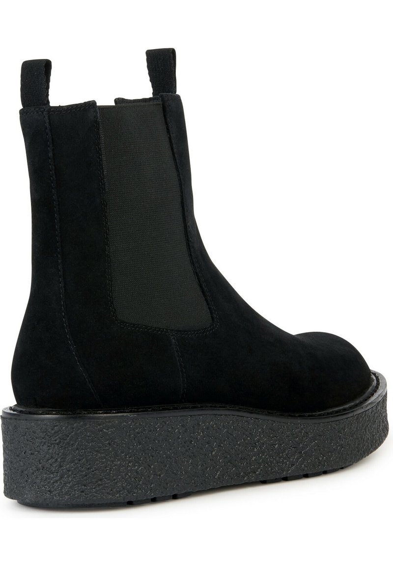 Czarne zamszowe botki do kostki z elastycznymi bokami, zaokrąglonym noskiem i teksturowaną podeszwą. Posiadają uchwyty ułatwiające zakładanie.