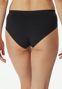 Høy midje svart bomullsundertøy med jevn finish, elastisk linning og ingen synlige sømmer, designet for komfort og passform.