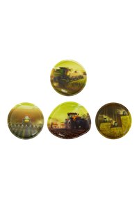 Quatre assiettes sur le thème de l'agriculture : formes rondes et irrégulières, finition en plastique brillant, couleurs vertes et jaunes, présentant des graphismes de machines.