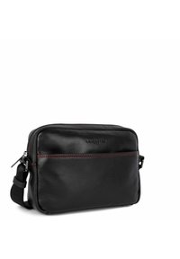 Borsa a tracolla in pelle nera con forma rettangolare, chiusura superiore a zip, dettaglio in cucitura rossa e tracolla regolabile. Texture liscia con logo.