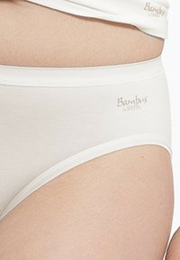 Lichtbeige bamboestof brief met een gladde textuur. Voorzien van een zachte elastische tailleband en een subtiele "Bambus by Siedel" logo.