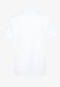 Biała bawełniana koszulka z okrągłym dekoltem i krótkimi rękawami. Gładka tekstura, prosty design bez wzorów czy akcentów. Widok z tyłu.