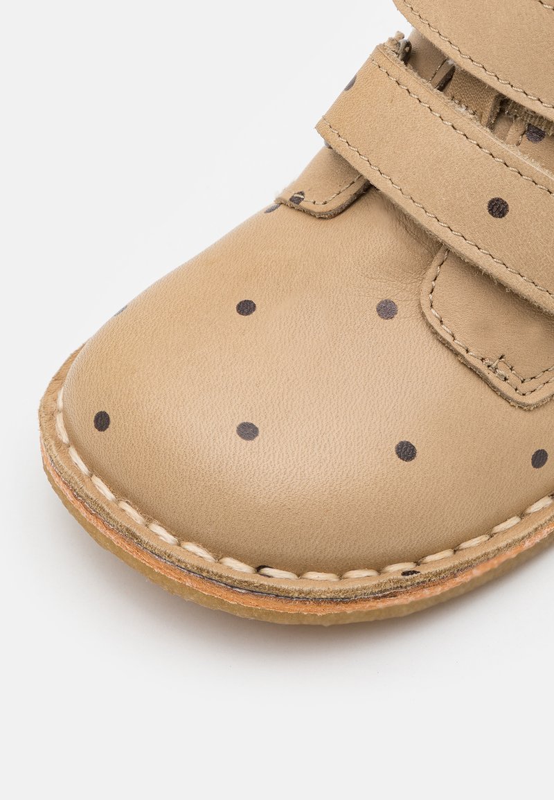 Kinder Sneaker | Konges Sløjd SOURIS PREWALKER SHOE PRINT UNISEX Lauflernschuh magnet/beige - BH44789 Kinder Sneaker | Konges Sløjd SOURIS PREWALKER SHOE PRINT UNISEX Lauflernschuh magnet/beige - BH44789