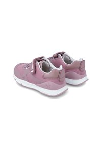 Las zapatillas deportivas rosas presentan una parte superior de malla, cuello acolchado, correa de Velcro y suela blanca con acentos texturizados. Diseñadas para comodidad y soporte.