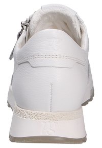 Weiße Leder-Sneaker mit glatter Oberfläche, gepolstertem Kragen und dezentem Branding an der Ferse. Verfügt über einen grauen Akzent an der Seite.