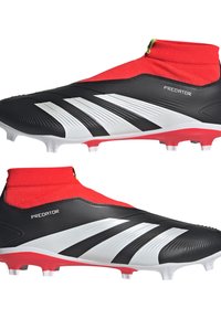 Botas de fútbol negras con un cuello tipo calcetín rojo, que presentan rayas diagonales blancas, una parte superior texturizada y una suela roja con tacos moldeados.