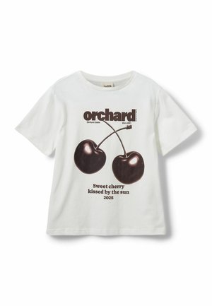 Wit katoenen t-shirt met een bruin kersgrafiek en de tekst "orchard" en "Sweet cherry kissed by the sun 2025." Korte mouwen, relaxte pasvorm.
