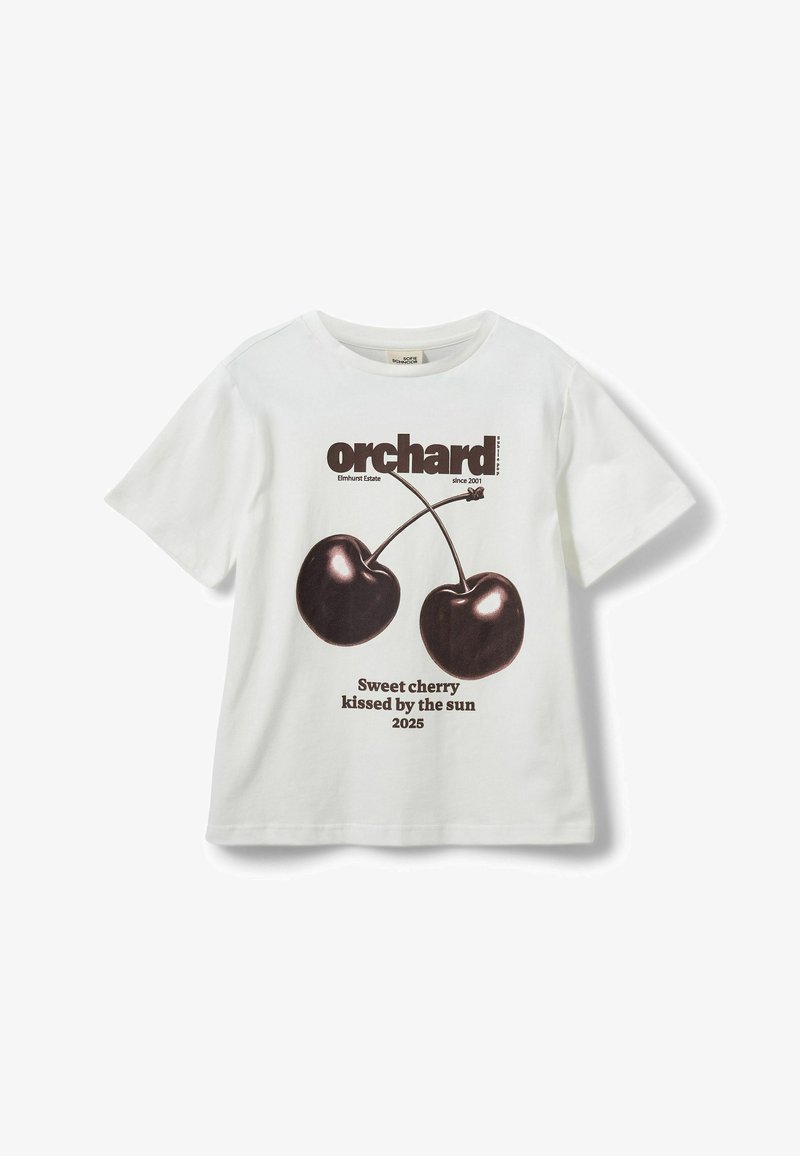Hvid bomulds-T-shirt med et brunt kirsebærmotiv og tekst "orchard" samt "Sweet cherry kissed by the sun 2025." Korte ærmer, afslappet pasform.