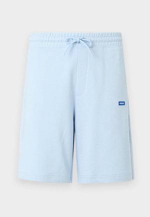 Ανοιχτό μπλε σορτς μέχρι το γόνατο με ελαστική μέση και κορδόνι, με μικρό μπλε λογότυπο "Hugo" στο δεξί μηρό.