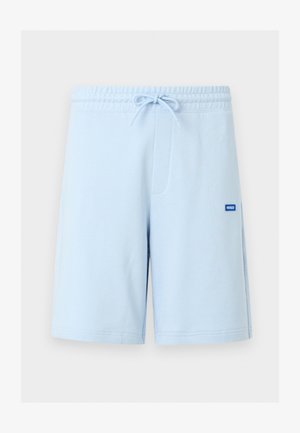 Shorts bleu clair longueur genou avec taille élastique et cordon, avec un petit logo bleu "Hugo" sur la cuisse droite.