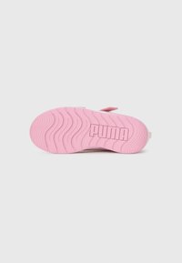 Ružová gumová podrážka s vlnitým vzorom a vyvýšeným logom "PUMA". Hladký materiál, zaoblený tvar, navrhnutý pre pohodlie a priľnavosť.