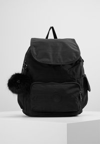 Sac à dos noir en tissu texturé, avec un rabat supérieur arrondi, une poche zippée à l'avant, des poches latérales et un pompon en fausse fourrure noire amovible.