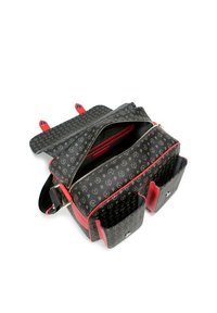 Borsa nera con motivo e dettagli rossi. Presenta una chiusura con zip, due tasche esterne e un ampio interno. Realizzata in materiale resistente.