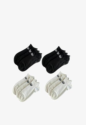 Sets von drei schwarzen und drei weißen Puma Knöchelsocken, jeweils mit dem Puma-Logo und der Größe nahe dem Bündchen bedruckt.