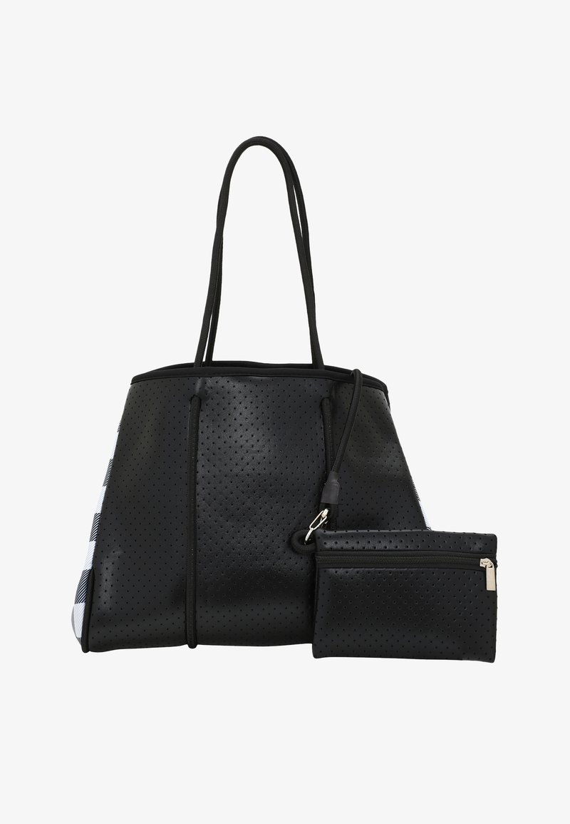 Czarna, ażurowa torba na ramię z dwiema długimi uchwytami i odczepianą kieszonką na zamek błyskawiczny. Gładka tekstura z kontrastującymi, białymi akcentami w kratkę.