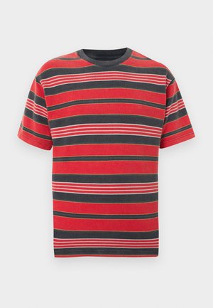 Kortærmet t-shirt med røde, grå og hvide striber. Fremstillet af bomuld, med rund hals og kontrasterende syningsdetaljer.