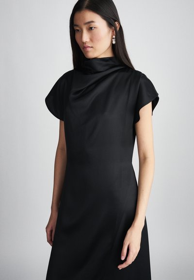 Robe noire à manches courtes avec un col drapé. Fabriquée en tissu lisse, elle présente une silhouette ajustée et des détails de couture subtils.