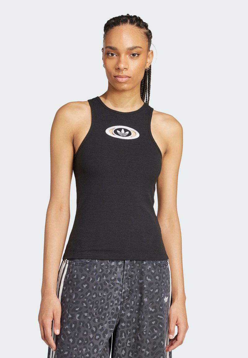 Čierny rebrovaný tielko s okrúhlym výstrihom a logom v strede. V kombinácii so sivými nohavicami s leopardím vzorom s bielymi pruhmi.