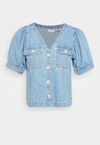 Chemisier en denim bleu clair à manches courtes avec un col en V, des manches bouffantes, deux poches avant et des boutons nacrés sur le devant.