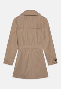 Name it NKFMADELIN  - Trench - savannah tan