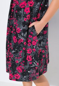 Ulla Popken PRINT - Trikoomekko - graphite grey