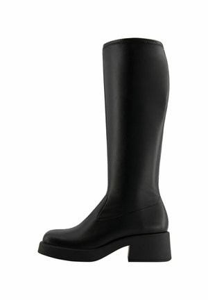 Botte haute en cuir noir avec bout carré et petit talon bloc, finition lisse et hauteur jusqu’au genou.