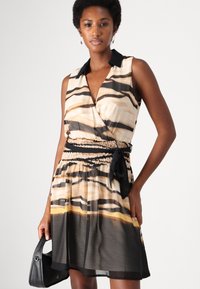 DKNY V NECK BELTED DRESS - Cocktail φόρεμα / Φόρεμα για πάρτι - black multi