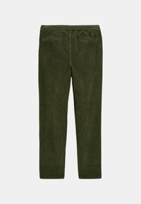 Pantalon en velours côtelé vert olive avec des jambes droites, une taille élastique et deux poches arrière. Fines rainures verticales dans la texture du tissu.