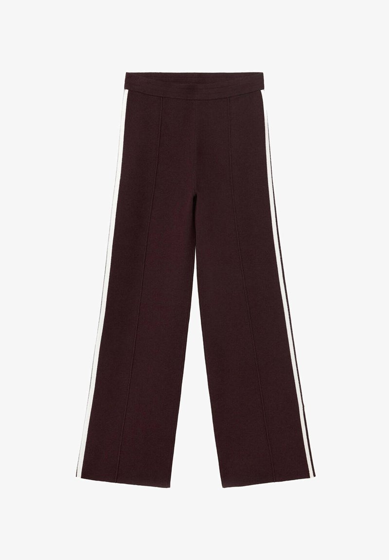 Pantalon marron foncé à jambes larges avec taille haute et rayures verticales blanches le long des côtés extérieurs des jambes.