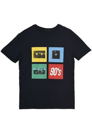 Maglietta nera con quattro quadrati colorati che mostrano una cassetta, un floppy disk, una fotocamera e il testo "90's" che fa riferimento alla tecnologia e alla cultura degli anni '90.