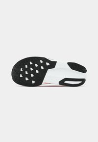 Sportliche Schuhsohle mit einem strukturierten schwarzen Gummidesign und weißen Akzenten sowie einer flexiblen, leichten Bauweise. Dreieckiges Profilmuster.