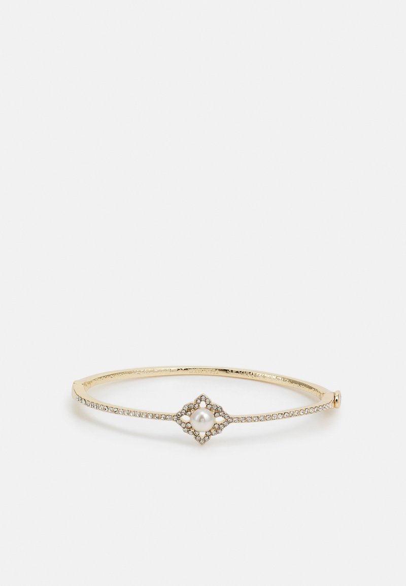 Bracelet jonc ton or avec petites pierres claires et un design central présentant une perle blanche ronde entourée d'un cadre en forme de losange serti de pierres.