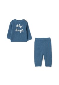 Conjunto infantil de dos piezas que incluye un suéter azul de punto acanalado con el texto "fly high" y pantalones a juego de punto azul. Detalle de botón de madera en el suéter.