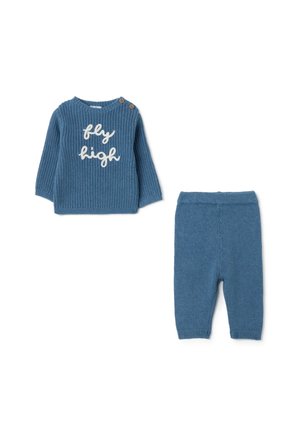 Zweiteiliges Kinderoutfit bestehend aus einem geribbelten blauen Strickpullover mit dem Text "fly high" sowie passenden blauen Strickhosen. Holzknopfdetail am Pullover.