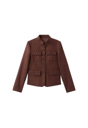 Chaqueta marrón con botones, cuatro bolsillos frontales con solapa, mangas largas y cuello alto, exhibida sobre un fondo blanco.