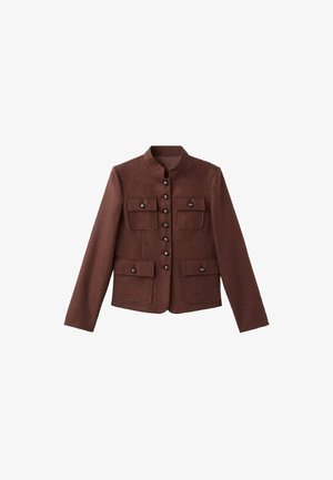 Chaqueta marrón con botones, cuatro bolsillos frontales con solapa, mangas largas y cuello alto, exhibida sobre un fondo blanco.