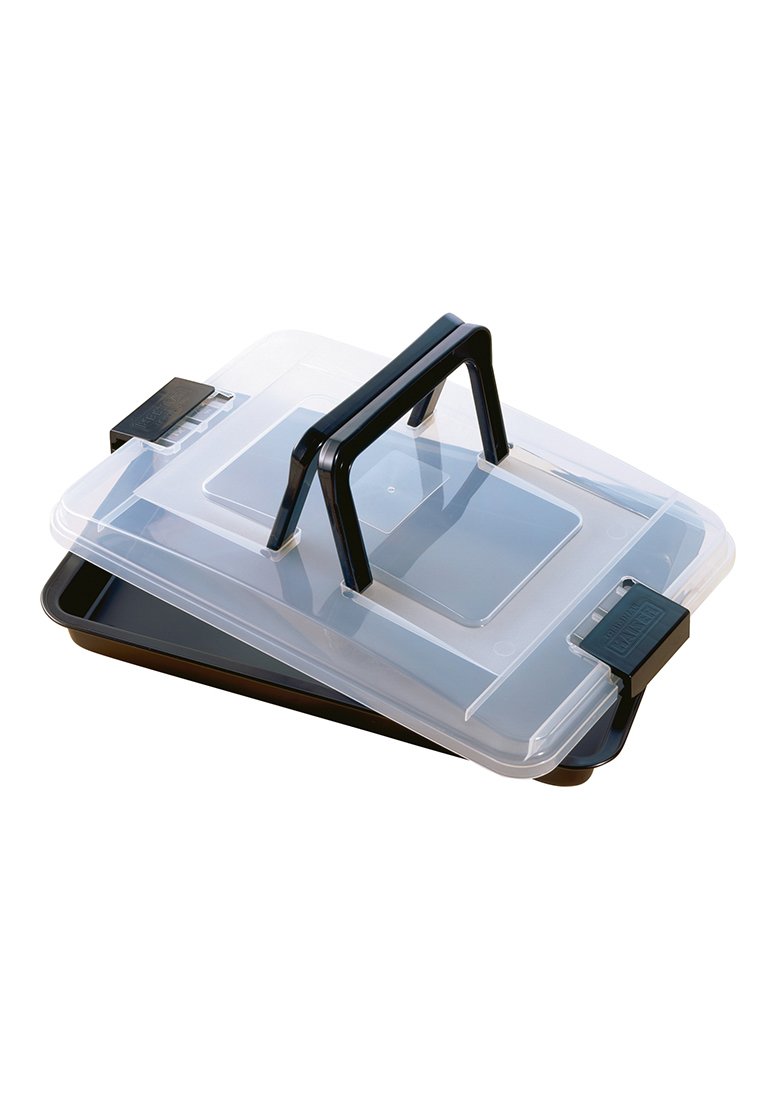 Transparente Kunststoff-Lebensmittellagerbox mit schwarzem Deckel und Griff, rechteckiger Form und zwei sicheren Verriegelungsklemmen.