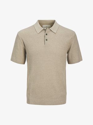 Polo beige en maille à manches courtes avec une patte de boutonnage à trois boutons et un col classique, tissu texturé, ourlet et manches côtelés.