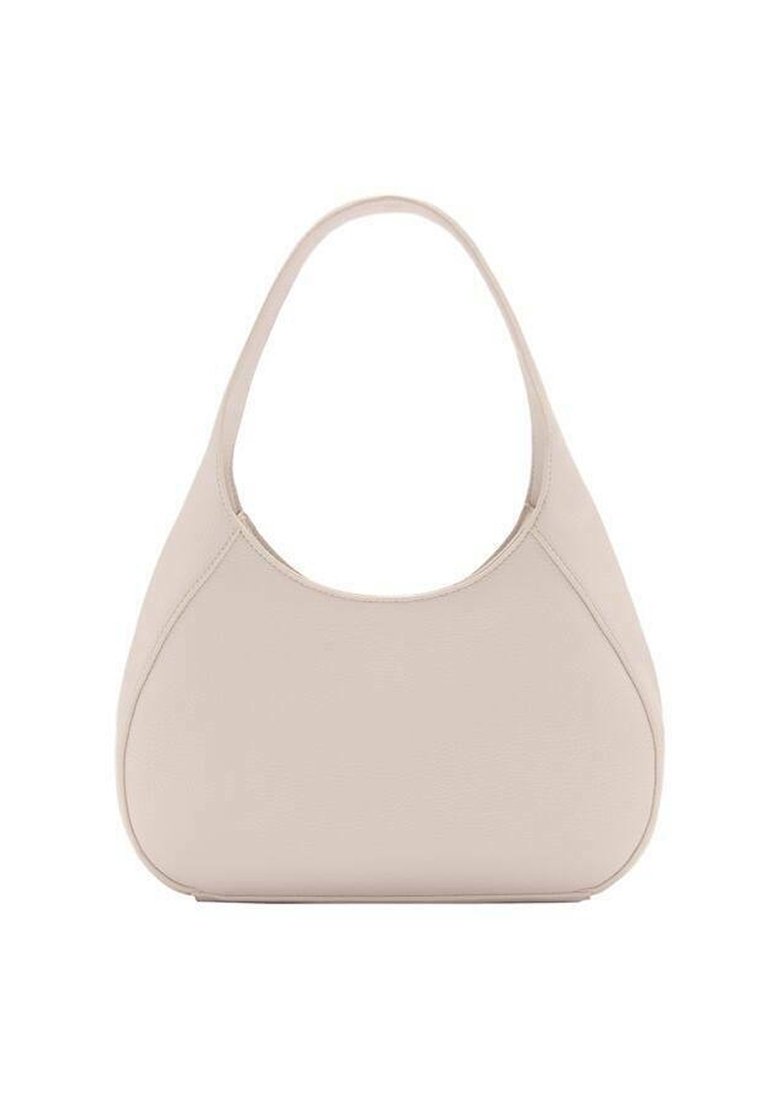 Beige læderhåndtaske med en buet silhuet, enkelt skulderrem og glat tekstur. Sømløs design med minimal hardware.