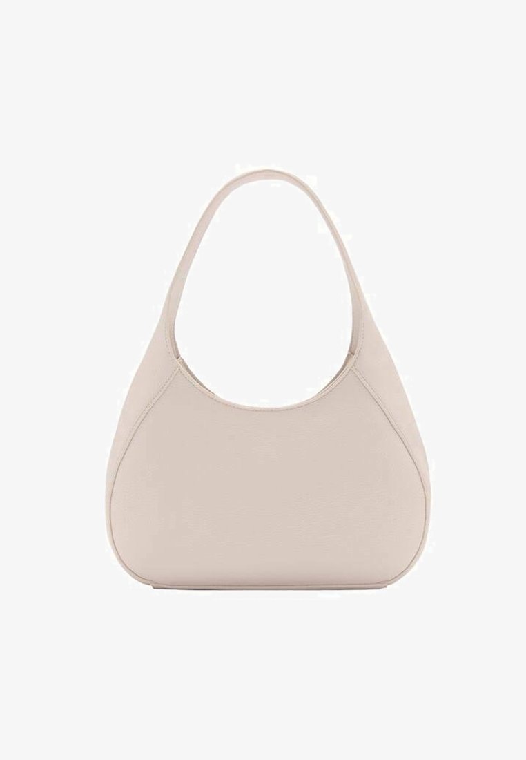 Beige læderhåndtaske med en buet silhuet, enkelt skulderrem og glat tekstur. Sømløs design med minimal hardware.