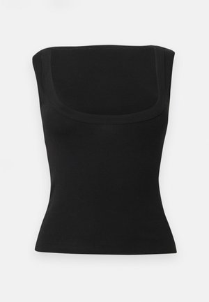 Μαύρο στενό αμάνικο τοπ με πλατύ τετράγωνο ντεκολτέ και λείο ύφασμα, απεικονισμένο σε απλό φωτεινό φόντο.